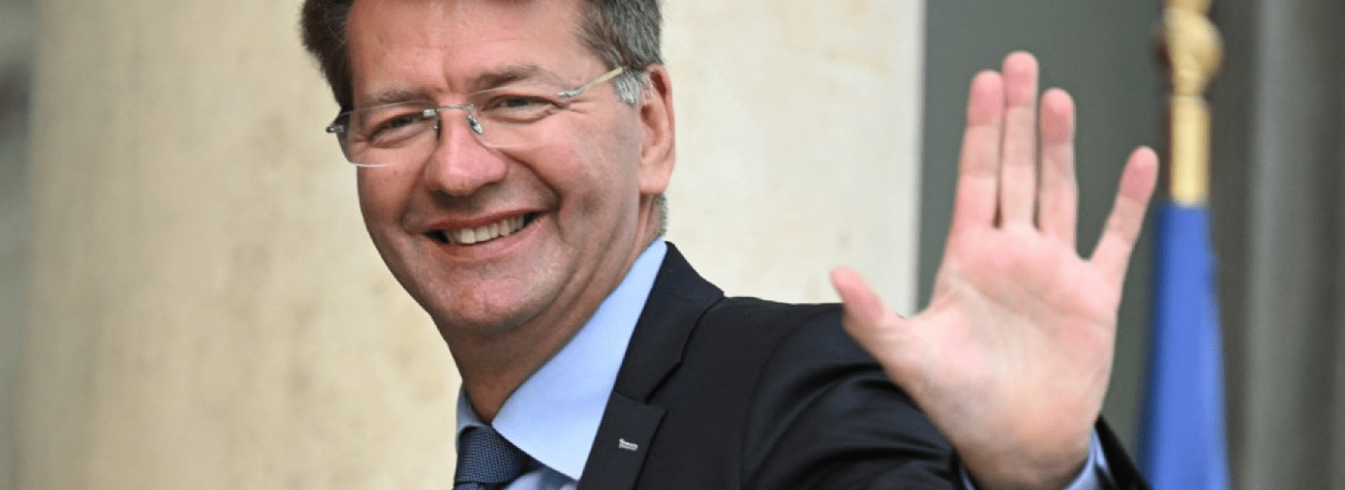 photo de Patrice Vergriete saluant la caméra