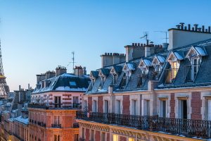 immeubles à paris avec la tour eiffel en fond